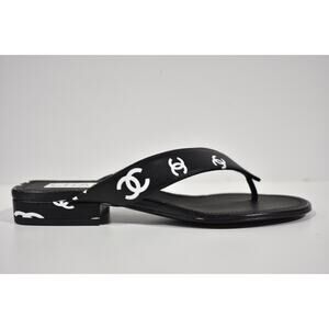 Chanel 22S Black White Printed Lambskin CC Logo Thong Flat Flip Flop Sandal 38